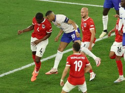 Apes berlanjut bagi Mbappe. Di menit akhir laga, ia malah cedera patah tulang hidung karena menanduk lawan dalam duel udara. (Foto: Getty Images/Lars Baron)