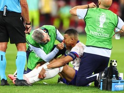 Mbappe mendapat perawatan dari tim medis. Ia akhirya digantikan Olivier Giroud di sisa pertandingan. (Foto: Offside via Getty Images/Charlotte Wilson/Offside)