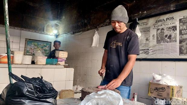 Lapak penggilingan daging di Kota Malang banjir pesanan saat Idul Adha.