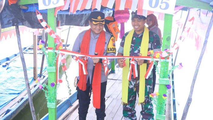 Lomba hias perahu sambut Hari Bhayangkara ke-78