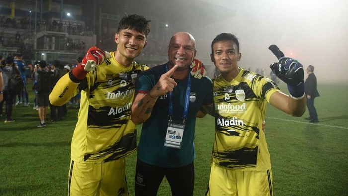Luizinho Passos bersama Kevin Mendoza dan Teja Paku Alam.