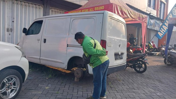 Maling di Malang curi meteran air dan ban mobil