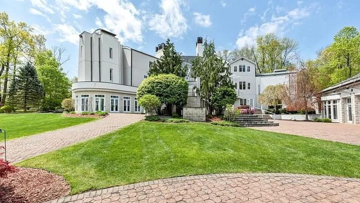 Mansion megah/ZIllow