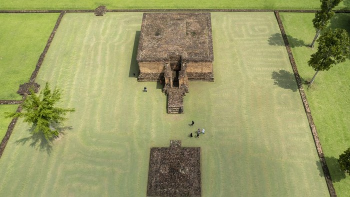 Mengunjungi Kawasan Pendidikan Buddha Terbesar di Asia Foto udara pengunjung berada di areal dalam Candi Gumpung, Kawasan Cagar Budaya Nasional (KCBN) Muara Jambi, Muaro Jambi, Jambi, Selasa (18/6/2024). Kawasan pendidikan Buddha seluas 3.981 hektar atau terbesar di Asia Tenggara itu diperkirakan dibangun pada abad ke-6 dan menjadi pilihan warga untuk libur lebaran bersama keluarga. ANTARA FOTO/Wahdi Septiawan/Spt.