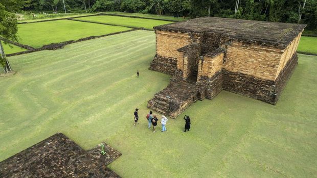 Mengunjungi Kawasan Pendidikan Buddha Terbesar di Asia Foto udara pengunjung berada di areal dalam Candi Gumpung, Kawasan Cagar Budaya Nasional (KCBN) Muara Jambi, Muaro Jambi, Jambi, Selasa (18/6/2024). Kawasan pendidikan Buddha seluas 3.981 hektar atau terbesar di Asia Tenggara itu diperkirakan dibangun pada abad ke-6 dan menjadi pilihan warga untuk libur lebaran bersama keluarga. ANTARA FOTO/Wahdi Septiawan/Spt.
