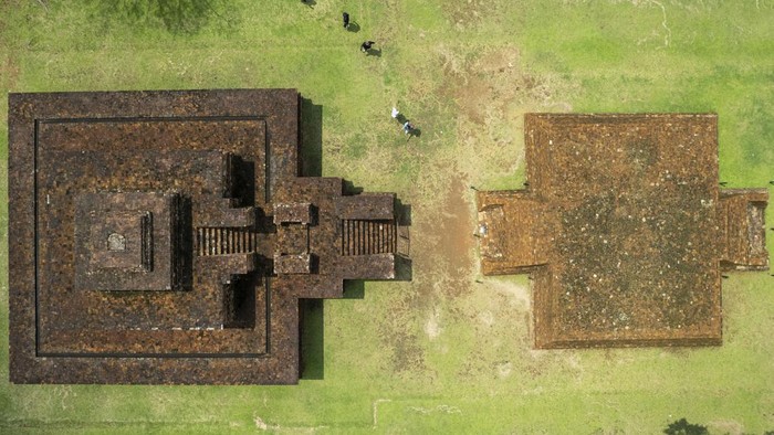 Foto udara pengunjung berada di areal dalam Candi Gumpung, Kawasan Cagar Budaya Nasional (KCBN) Muara Jambi, Muaro Jambi, Jambi, Selasa (18/6/2024). Kawasan pendidikan Buddha seluas 3.981 hektar atau terbesar di Asia Tenggara itu diperkirakan dibangun pada abad ke-6 dan menjadi pilihan warga untuk libur lebaran bersama keluarga. ANTARA FOTO/Wahdi Septiawan/Spt.