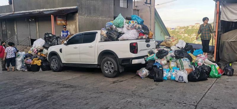 Mobil Ford Ranger jadi tempat sampah.