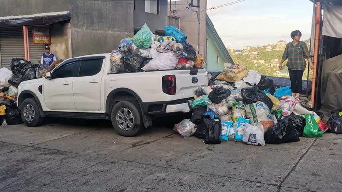 Mobil Ford Ranger jadi tempat sampah.