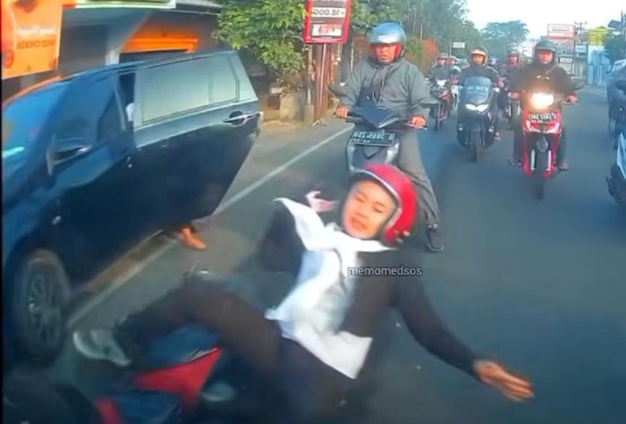 Motor jatuh tabrak pintu mobil.