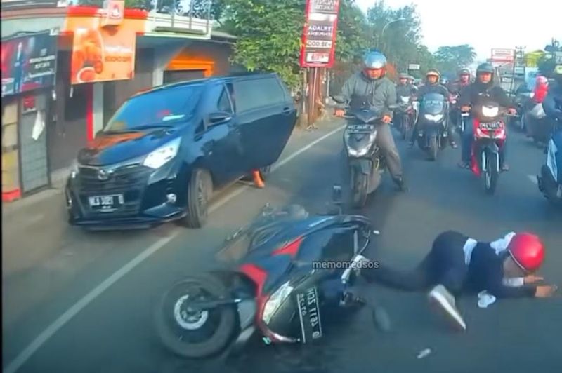 Motor jatuh tabrak pintu mobil.