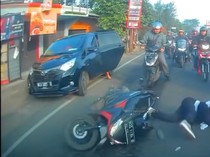 Viral Pemotor Hantam Pintu Mobil yang Dibuka Sembarangan, Ini Pelajarannya