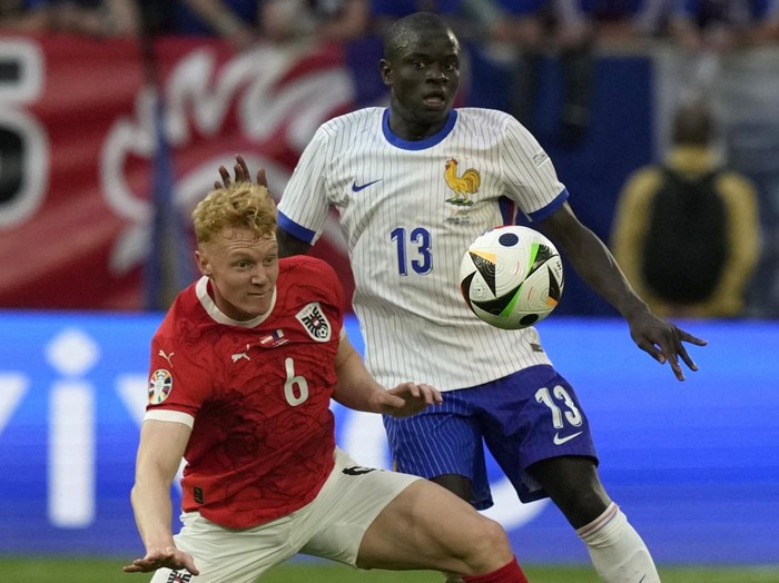 Austria's Nicolas Seiwald, left, challenges for the ball with N'Golo Kante of France during a Group D match between Austria and France at the Euro 2024 soccer tournament in Duesseldorf, Germany, Monday, June 17, 2024. (AP Photo/Frank Augstein)