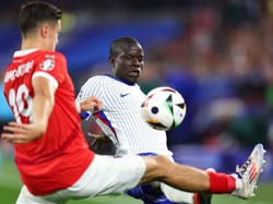 Kante menjelajah ke mana-mana. Ia memotong bola, menekel lawan, dan mengawali serangan Prancis. (Foto: Robbie Jay Barratt - AMA/Getty Images)