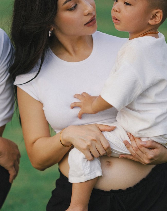 Melalui akun Instagram pribadinya Nikitaa Willy membagikan kabar bahagia kehamilan anak keduanya. Kabar tersebut dibagikan bersamaan dengan beberapa potret dirinya yang terlihat tengah memamerkan baby bump di perutnya. Foto: Instagram/@nikitawillyofficial94