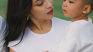 Round two with blue! Another precious baby boy to love and cherish #2 (Babak kedua dengan biru! Bayi laki-laki berharga lainnya untuk dicintai dan disayangi), tulis Nikita Willy disertai emoji hati berwarna biru. Foto: Instagram/@nikitawillyofficial94