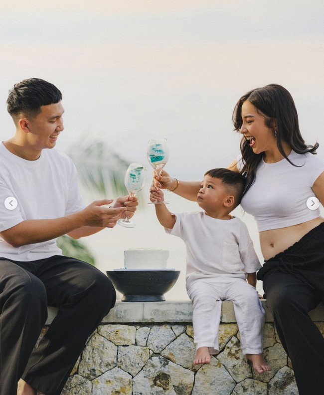 Nikita bersama putra pertamanya, Issa Xander dan sang suami, Indraa Priawan terlihat kompak mengenakan kaos berwarna putih. Momen pengumuman kehaamilannya itu juga sekaligus gender reveal anak kedua Nikita dan Indra Priawan. Foto: Instagram/@nikitawillyofficial94