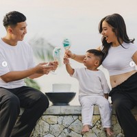 Nikita bersama putra pertamanya, Issa Xander dan sang suami, Indraa Priawan terlihat kompak mengenakan kaos berwarna putih. Momen pengumuman kehaamilannya itu juga sekaligus gender reveal anak kedua Nikita dan Indra Priawan. Foto: Instagram/@nikitawillyofficial94