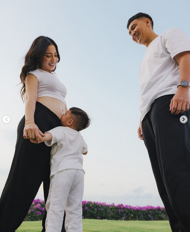 Round two with blue! Another precious baby boy to love and cherish, tulis Nikita. Rupanya anak kedua Nikita dan Indra kembali berjenis kelamin laki-laki. Dalam fotoo terlihat Nikita dan keluarga kecilnya itu sudah tak sabar menanti kelahiran anak kedua. Foto: Instagram/@nikitawillyofficial94