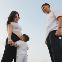 Round two with blue! Another precious baby boy to love and cherish, tulis Nikita. Rupanya anak kedua Nikita dan Indra kembali berjenis kelamin laki-laki. Dalam fotoo terlihat Nikita dan keluarga kecilnya itu sudah tak sabar menanti kelahiran anak kedua. Foto: Instagram/@nikitawillyofficial94