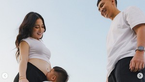 Pada foto-foto yang diunggahnya, Nikita Willy memperlihatkan bare baby bump yang mulai terlihat. Wah, Issa gemas banget cium perut ibu ya! Foto: Instagram/@nikitawillyofficial94