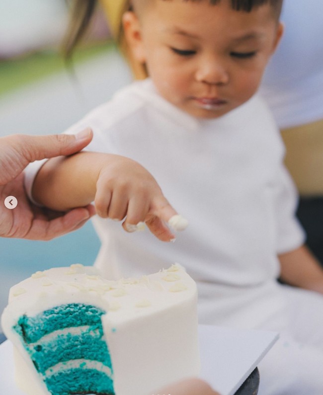 Lahir pada 7 April 2022, putra pertama Nikita dan Indra, Issa Xander Djokosoetono, kini telah berusia 2 tahun dan sebentar lagi akan menjadi seorang kakak. Unggahan Nikita itu pun banjir ucapan selamat dari para netizen dan rekan-rekan artisnya. Foto: Instagram/@nikitawillyofficial94