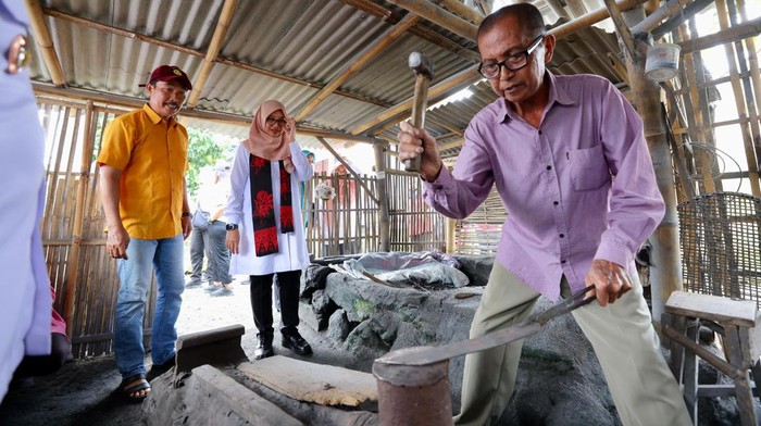 Pandai besi di Banyuwangi bertahan di tengah kemajuan teknologi.