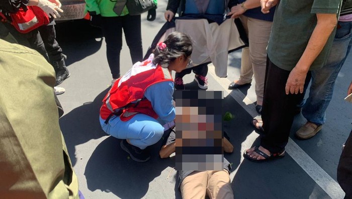 Pejalan kaki yang ditabrak pemotor di Jalan Sulawesi, Surabaya. Korban dinyatakan meninggal di rumah sakit.