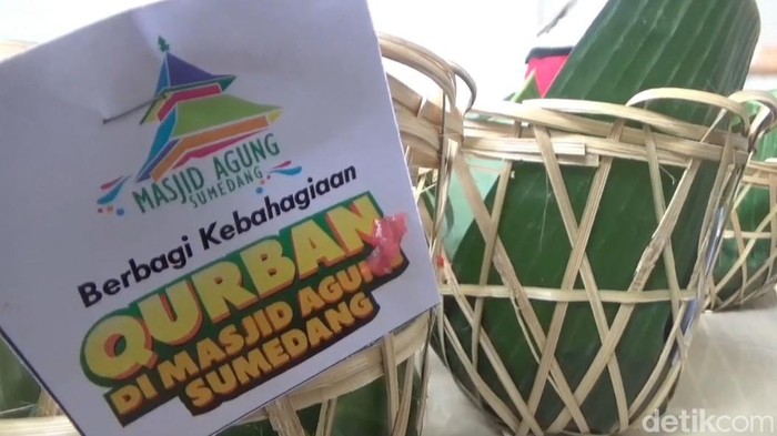 Pembagian daging kurban di Masjid Agung Sumedang.