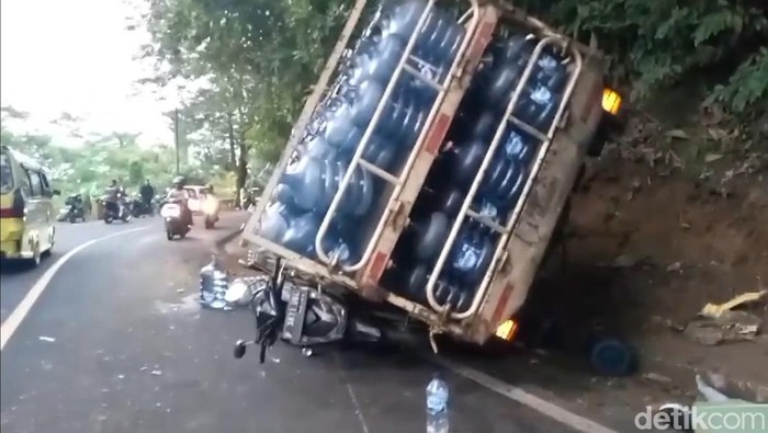 Pemotor Tewas Usai Salip Truk Pengangkut Galon AMDK di Sukabumi