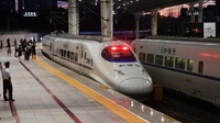 Perjalanan kembali dari Beijing dan Shanghai ke Hong Kong berangkat jam 8 malam. Kereta tersebut akan tiba di Hong Kong sekitar jam 07.47 dan 07.29. Jadwal pemberangkatan kereta adalah empat hari sepekan mulai dari Jumat malam hingga Senin malam. (Yuan Yi/Beijing Youth Daily/VCG via Getty Images)