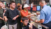 Layanan ini ditangguhkan selama pandemi pada 2020 dan telah digantikan oleh opsi kecepatan tinggi baru yang diluncurkan pada tanggal 15 Juni. (Jia Tianyong/China News Service/VCG via Getty Images)