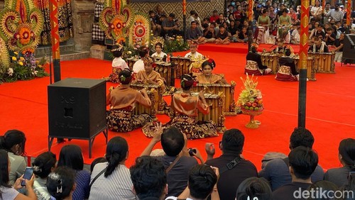 Penampilan para seniman belia pada wimbakara (lomba) gender wayang anak-anak dalam Pesta Kesenian Bali (PKB) XLVI di Kalangan Angsoka Taman Werdhi Budaya Art Centre, Denpasar, Bali, Selasa (18/6/2024). (Widyartha Suryawan/detikBali)