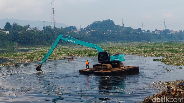 Penanganan Sampah di Sungai Citarum Batujajar