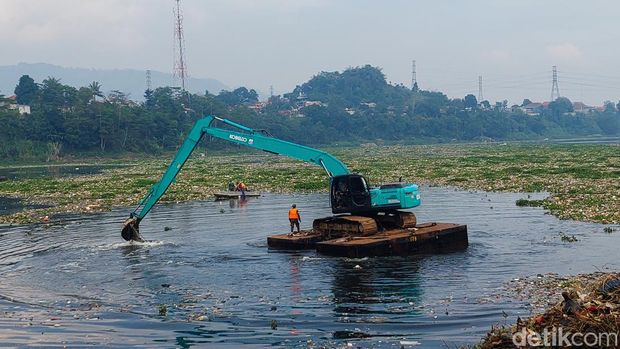 Penanganan Sampah di Sungai Citarum Batujajar