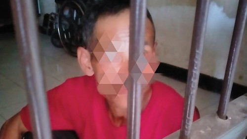 Terduga pelaku pencabulan terhadap anak di Lombok Timur saat berada di sel tahanan. Foto: (Istimewa)