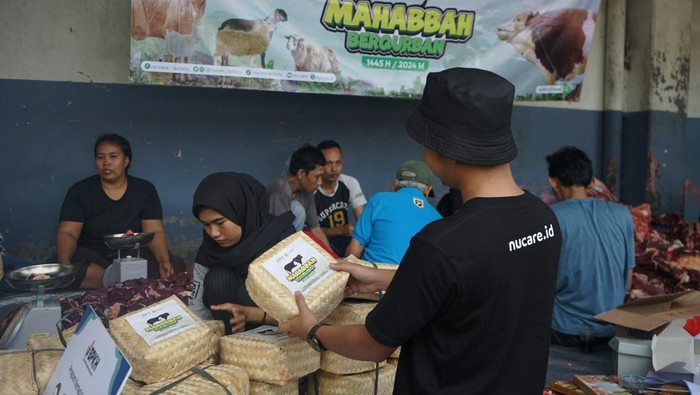 Sebagai upaya menjaga lingkungan, NU Care-Lazisnu di program kurban Mahabbah Berqurban 1445 H/2024 M mendistribusikan daging kurban dengan besek bambu dan daun pisang.