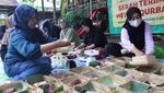 Penyaluran Daging Kurban Gunakan Besek Bambu-Daun Pisang