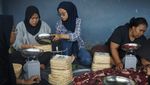 Penyaluran Daging Kurban Gunakan Besek Bambu-Daun Pisang
