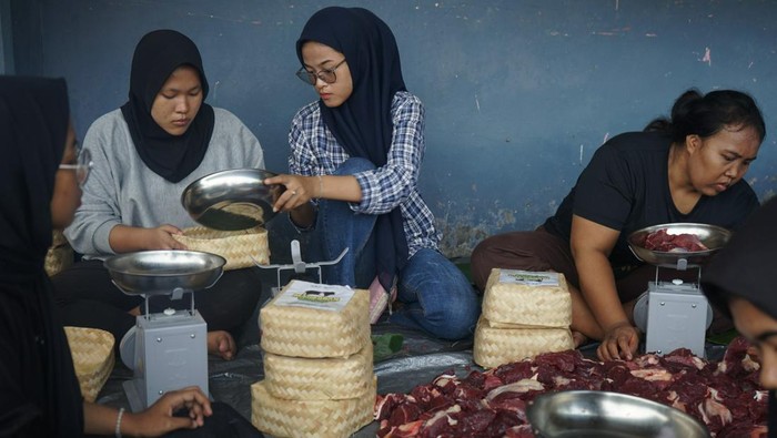 Penyaluran Daging Kurban Gunakan Besek Bambu-Daun Pisang Sebagai upaya menjaga lingkungan, NU Care-Lazisnu di program kurban Mahabbah Berqurban 1445 H/2024 M mendistribusikan daging kurban dengan besek bambu dan daun pisang.