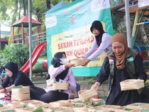 Penyaluran Daging Kurban Gunakan Besek Bambu-Daun Pisang