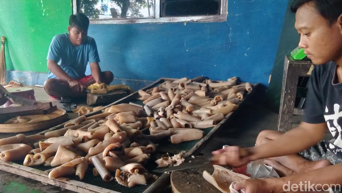 Perajin rambak kulit dan abon di Desa Plosowangi dan Bawak, Kecamatan Cawas, Klaten, Selasa (18/6/2024).