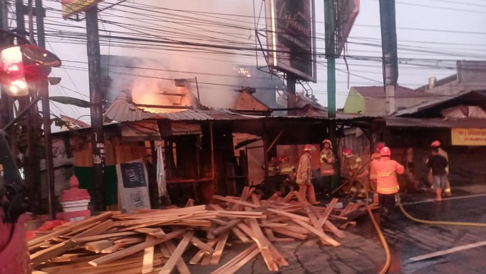 Petugas memadamkan api di pabrik kusen di Gamping Kidul, Selasa (18/6/2024).