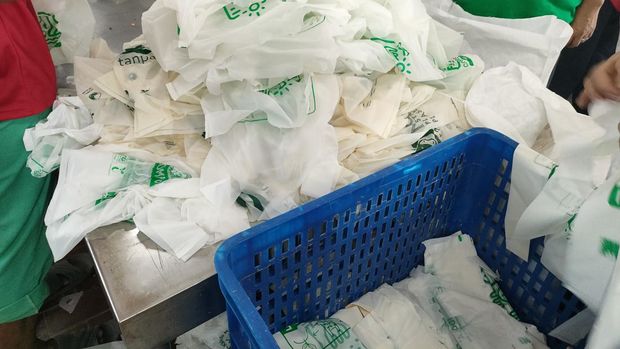 Plastik yang digunakan untuk membagikan daging kurban di Istiqlal (Dwi/detikcom)