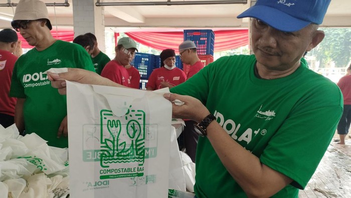 Kantong Plastik Ramah Lingkungan Berbasis Ubi-Bambu Digunakan untuk Distribusi Daging Kurban di Masjid Istiqlal