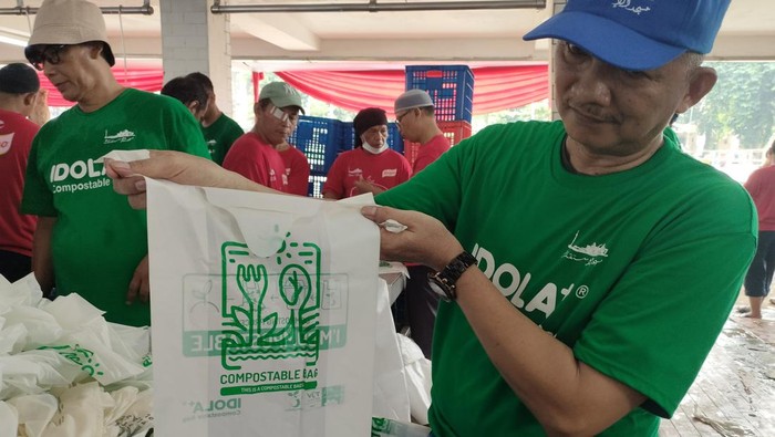 Distribusi Daging Kurban di Istiqlal Manfaatkan Inovasi Kantong Plastik Berbasis Ubi-Bambu