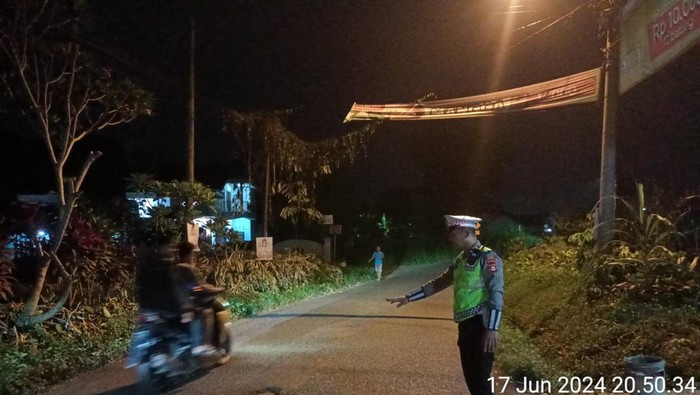 Polisi olah TKP laka lantas yang menyebabkan pengurus DPD NasDem Lubuklinggau tewas.