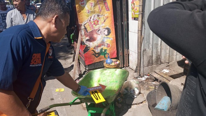 Polisi olah TKP terkait wanita tewas tersengat listrik usai menukar kupon daging kurban. Dokumen Istimewa