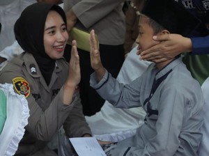 Keramahan Briptu Nela Cairkan Ketegangan Peserta Khitan Massal di Mojokerto