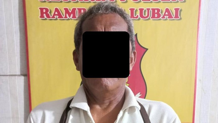 Pria yang menusuk guru di Muara Enim saat diamankan polisi.