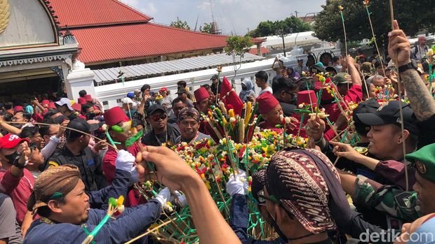 Prosesi Grebeg Besar di Masjid Gedhe Keraton Jogja, Selasa (17/6/2024).